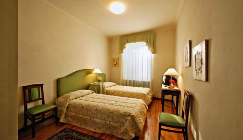 Standard Double or Twin Room (7)