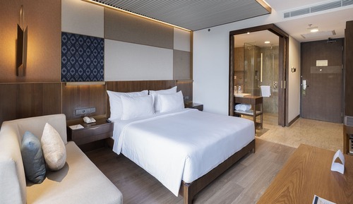 Signature Hill View King Bed