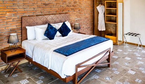 Deluxe Single Room, 1 King Bed, Accessible, Pool View