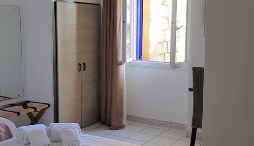 Triple Room (Cour)