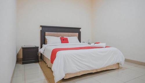 Family Room (RedDoorz)