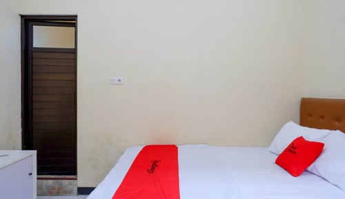 Double Room (RedDoorz)