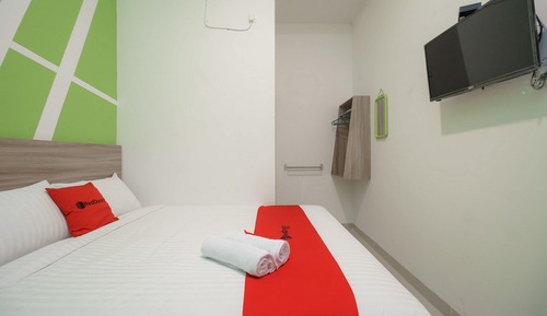 Double Room (RedDoorz)
