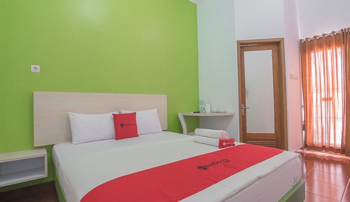 Double Room (RedDoorz)