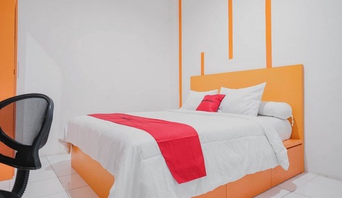 Double Room (RedDoorz)