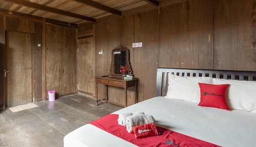 Deluxe Room (RedDoorz)