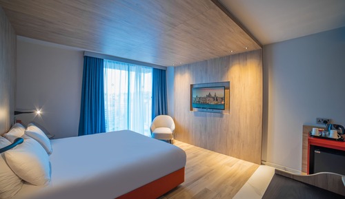 Standard Room, 1 Queen Bed, Balcony