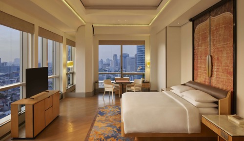 Deluxe Room, 1 King Bed, Club Lounge Access, City View (Corner)