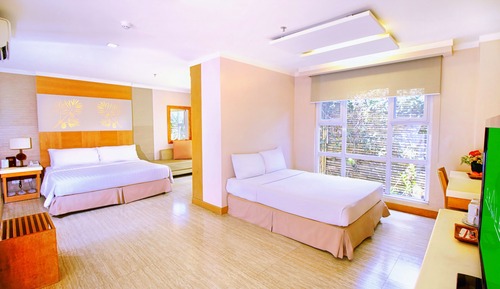 Family Suite (1 King bed,1 Queen bed and 1 Sofa bed)