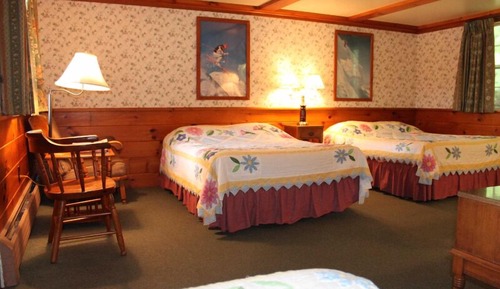 1 Queen Bed and 1 Twin Bed