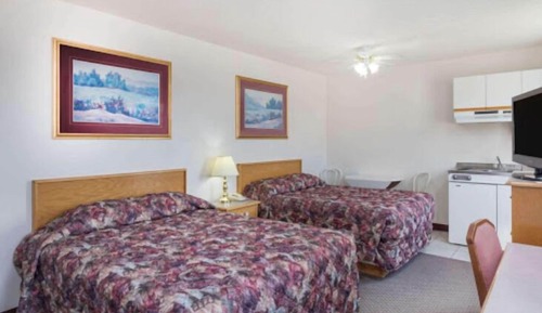 Kitchenette with 2 beds