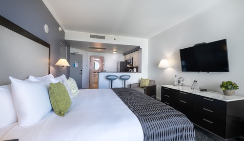 Deluxe Studio, 1 King Bed, Kitchen, Partial Ocean View1906.02