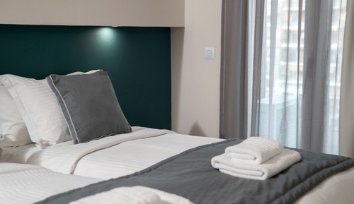 Room, Balcony (Easy Living)