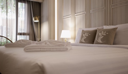Nares Deluxe King Room