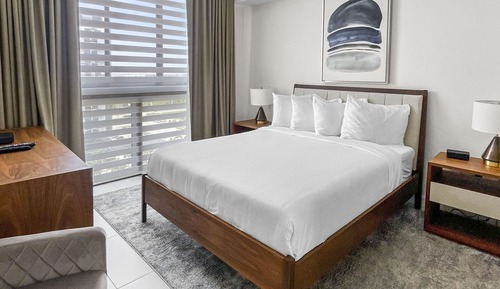 Standard Room, 1 Queen Bed, Golf View (Grand Room Partial Golf View)