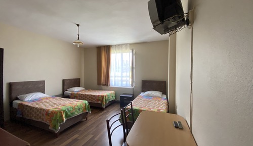 Studio, 3 Twin Beds