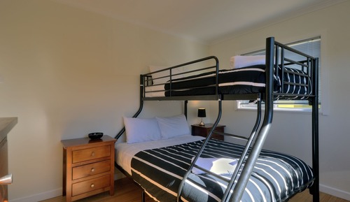 Stylish 2 Bedroom House with a great entertainment deck