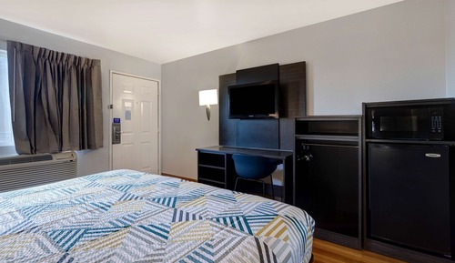 Deluxe Room, 1 King Bed, Non Smoking, Refrigerator & Microwave