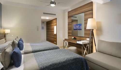 Deluxe Room (2 Adults 2 Children)