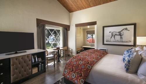 Deluxe Room, 1 King Bed, Fireplace, Partial Ocean View