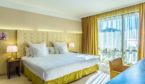 Deluxe Room (2 Adults + 1 Child)