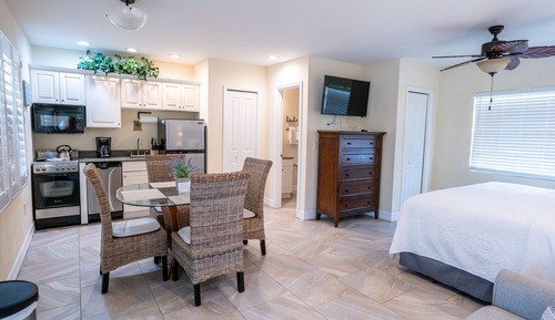 Premium Studio Suite, 1 King Bed with Sofa bed (Unit 106)