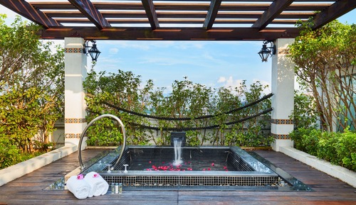Club Suite, 1 King Bed, Terrace