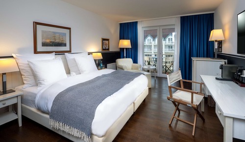 Classic Double Room, Partial Lake View