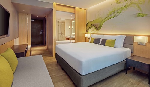Deluxe Room, 1 King Bed, Accessible, Pool Access