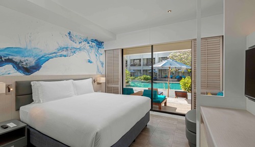 Deluxe Room, 1 King Bed, Poolside