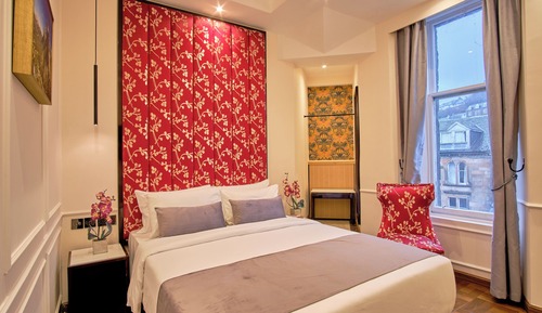 Petite Colosseum Double Room