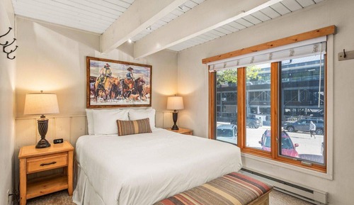 Deluxe Condo, 2 Bedrooms, Hot Tub (Chateau Chaumont 5)
