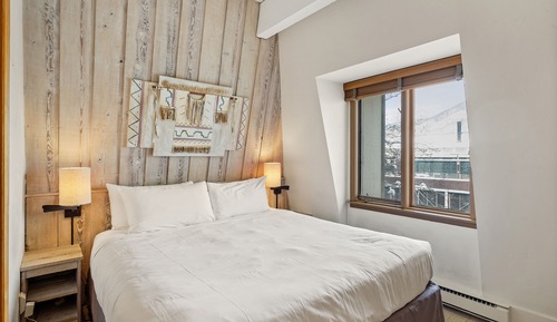 Deluxe Condo, 2 Bedrooms, Hot Tub (Chateau Chaumont 19)