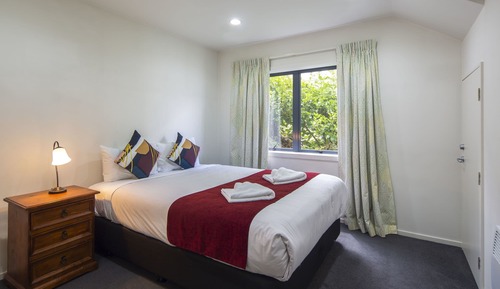 1 Bedroom Lakeview Apartment