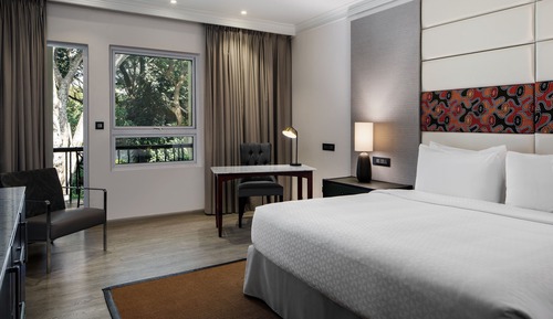 Premium Room, 1 King Bed, Balcony, Garden View