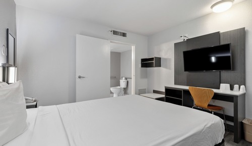 Deluxe Room, 1 Queen Bed, Non Smoking, Refrigerator