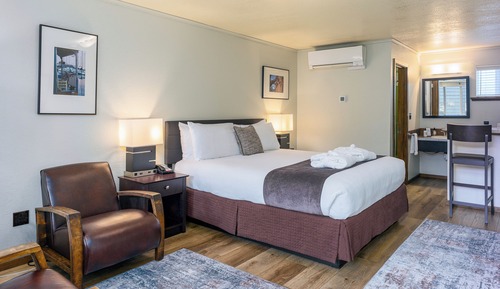1 King Bed with Air Conditioning (No Pets Allowed)