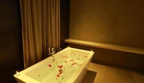 Honeymoon Suite