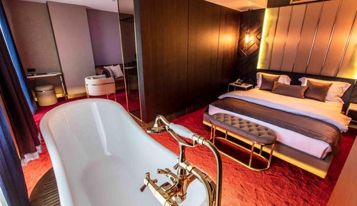 Deluxe Suite