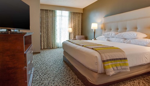 Deluxe Room, 1 King Bed, Accessible, Refrigerator & Microwave (Hearing Accessible, Tub)