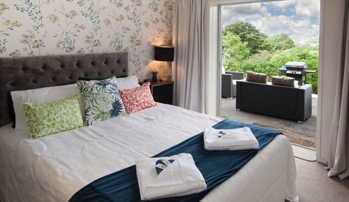 Ground Floor Garden & Patio Apartment 2 Bedrooms with Mountain View