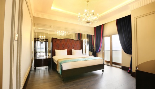 Suite, 1 King Bed, Non Smoking
