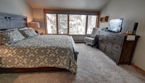 Deluxe Condo, 3 Bedrooms, Balcony, Mountain View (Pines 2169)