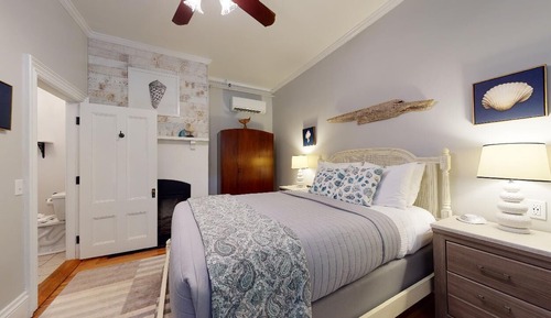Classic Room, Private Bathroom (Driftwood - Queen Fireplace Room)