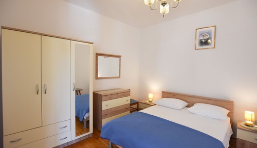 Room (S1)