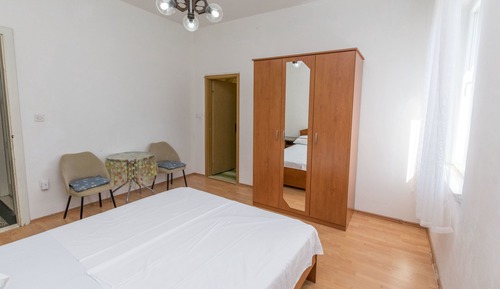 Room (S4)
