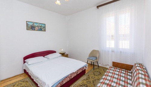 Room (S2)