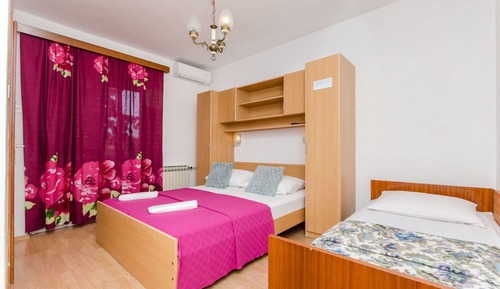 Room (S6)