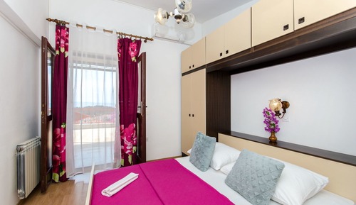 Room (S12)