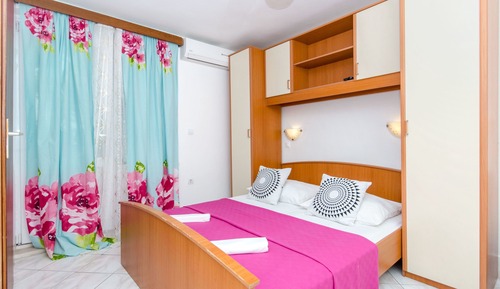 Room (S2)
